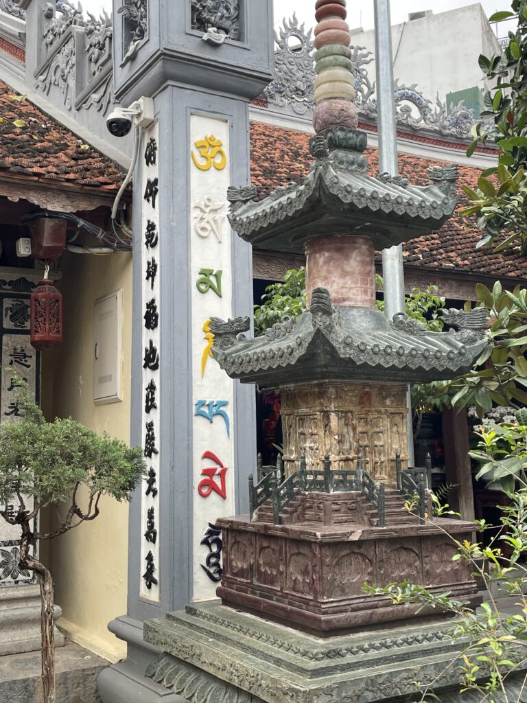 Văn khấn cúng. Tượng phật tại chùa vạn niên. Văn cúng chùa vạn niên chuẩn và chi tiết nhất