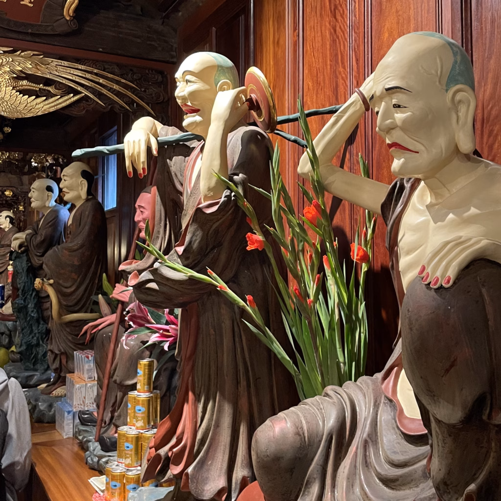 Văn khấn cúng. Tượng phật tại chùa vạn niên. Văn cúng chùa vạn niên chuẩn và chi tiết nhất